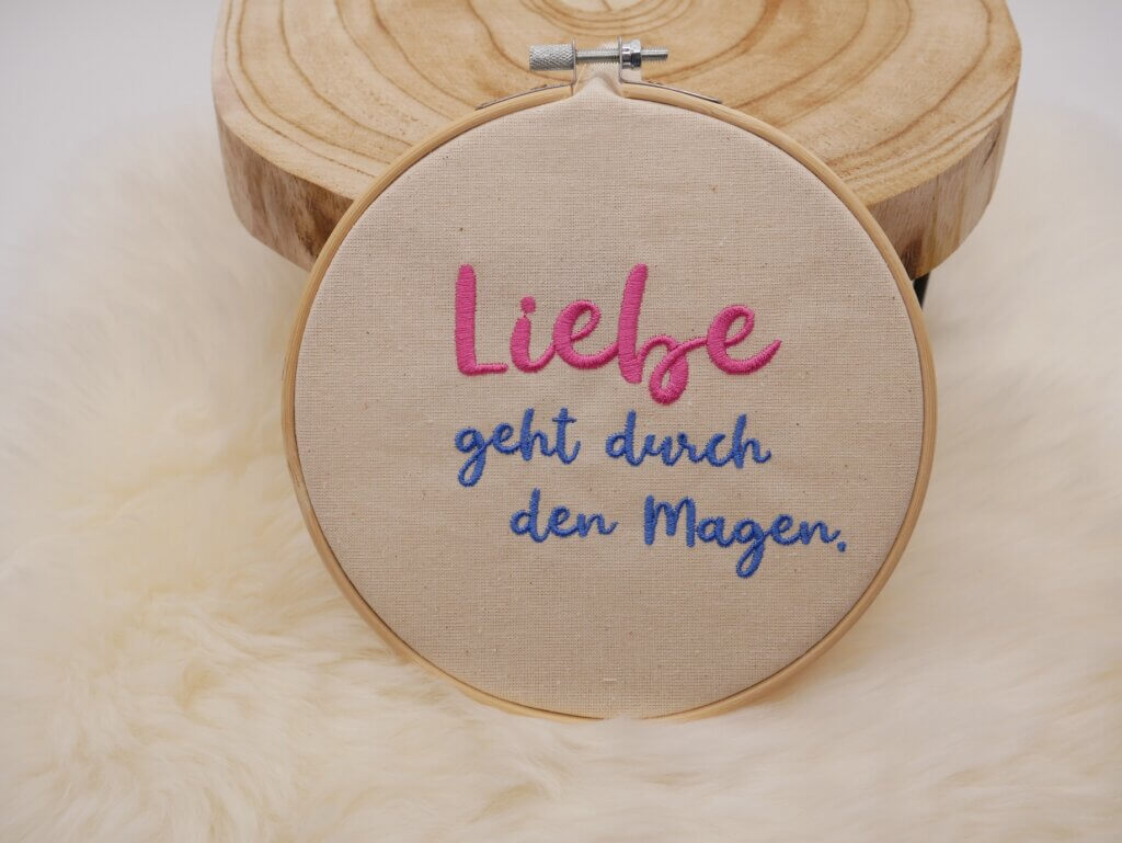 Liebe geht durch den Magen. Maschinensticken und Freebies