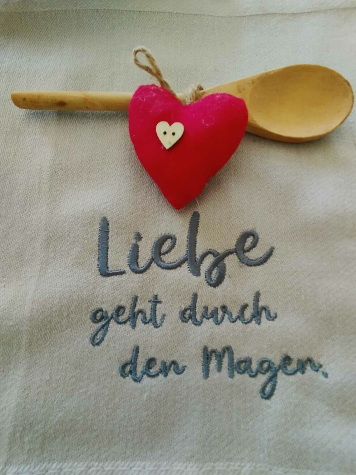 Liebe geht durch den Magen. Maschinensticken und Freebies