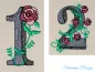 Preview: Stickdatei Set Blumenzahlen (Vollstick), Foto zeigt die Zahlen "1" und "2" in zarter dunkler Stickart auf hellem Stoff. Jeweils eine Rosenranke mit 1 bzw. mehreren Blütenköpfen in rot und grün.