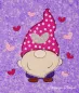 Preview: Stickdatei Set 5in1 Lovegnome Doodle-Applikationen, Foto mit Applikation auf lila-hell gemustertem Stoff. Von Herzchen umgebener Gnom, rot-weiß gepunktete Mütze mit Herz.