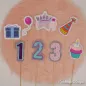 Preview: Stabdeko Zahlen 1,2,3. Schriftzug Happy Birthday, Partyhut, Geschenk und Cupcake als Stickdatei Stabdeko.