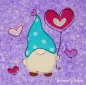 Mobile Preview: Stickdatei Set 5in1 Lovegnome Doodle-Applikationen, Foto mit Applikation auf lila-hell gemustertem Stoff. Gnom mit gepunkteter Mütze und Herzluftballon, umgeben von Herzchen.