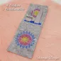 Preview: Stickdatei Set Mandala-Bestecktaschen + Einzelmotive, Foto mit auf orangefarbenem Fell liegender Hochkant-Tasche, befüllt mit Messer und Gabel, Schrifthinweis: 4 Größen + Einzelmotive. Einstecköffnung im eher oberen Teil, blau umrandet.