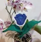 Preview: Stickdatei ITH Tulpe (10x10 und größer), Foto zeigt in Orchideentopf eingesteckten Stab mit Tulpenkopfdesign in Blau auf weißem Untergrund. 2 Blätter, aus grünem Filz genäht, an Stab befestigt.