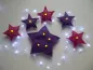 Mobile Preview: Stickdatei Set Christmas Lights (div. Rahmengrößen), Foto zeigt als LED-Cover in Sternformat 5 kleine und 1 großen Stern mit Öffnungen für Licht. Roter oder lila Filz, filigran bestickt. Die kleinen Sterne mit je einem LED-Platz, der große mit 4.
