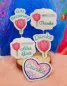 Preview: Stickdatei Set Danke & Genesung-Stabdesigns, Foto zeigt 5 Ausfertigungen. 1 einzelnes liegendes Herz mit Tupfenkranz, Innenbestickung rosa-rot-lila, türkiser Schriftzug "Danke". 4 helle Designstäbe, je mit rosa Tulpe und grünem Schriftzug "Danke", bzw. "A Preview: Stickdatei Set Danke & Genesung-Stabdesigns, Foto zeigt 5 Ausfertigungen. 1 einzelnes liegendes Herz mit Tupfenkranz, Innenbestickung rosa-rot-lila, türkiser Schriftzug "Danke". 4 helle Designstäbe, je mit rosa Tulpe und grünem Schriftzug "Danke", bzw. "A