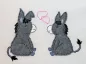 Preview: Stickdatei Set Donkey in Love Doodle Applikation in diversen Größen. Foto zeigt auf hellem Untergrund 2 grau-weiße sitzende und einander zugewandte Esel. Zwischen ihnen 2 rote Herzchen.