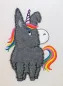 Preview: Stickdatei Donkeycorn Doodle Applikation in 5 Größen, Foto zeigt Motiv auf hellem Stoff. Esel aus dunkelgrauem Flauschstoff, weiße Schnauze, mit hellem Horn. Mähne und Schweif in bunten Farben gestickt.