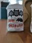 Preview: Stickdatei Set ITH Lichtbeutel Halloween (13x18 Rahmen) plus Einzelmotive, Foto mit Lichtbeutel, auf Tisch präsentiert. Heller Stoffuntergrund, 1 große und eine kleine Fledermaus in schwarz als Motiv, unten roter Schriftzug "HAPPY HALLOWEEN". Preview: Stickdatei Set ITH Lichtbeutel Halloween (13x18 Rahmen) plus Einzelmotive, Foto mit Lichtbeutel, auf Tisch präsentiert. Heller Stoffuntergrund, 1 große und eine kleine Fledermaus in schwarz als Motiv, unten roter Schriftzug "HAPPY HALLOWEEN".