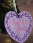 Preview: Freebie Danke Herzchen mit ITH Geschenkanhängern (10x10 und 13x18 Rahmen), Foto mit Herzform-Anhänger am dunklen Bändchen. Untergrund helllila Filz mit dunkellila Schnörkelrand und rosa Schriftzug "Herzlichen Dank".