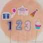 Preview: Stabdeko Zahlen 1,2,3. Schriftzug Happy Birthday, Partyhut, Geschenk und Cupcake als Stickdatei Stabdeko.