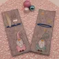 Preview: Zwei Bestecktaschen mit Gnonen in Rosa und hellblau als Stickdatei. Preview: Zwei Bestecktaschen mit Gnonen in Rosa und hellblau als Stickdatei.