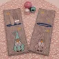 Preview: Stickdatei Set ITH Bestecktaschen Gnom-Trio - zwei Bestecktaschen mit Gnomen auf einem Tisch. Preview: Stickdatei Set ITH Bestecktaschen Gnom-Trio - zwei Bestecktaschen mit Gnomen auf einem Tisch.