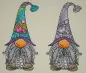 Mobile Preview: Stickdatei Gnom (div. Größen) Vollstick inkl. ITH Anhänger, Foto zeigt 2 Gnome auf hellem Stoff. Filigrane Bestickung der Innenflächen, teilweise unterschiedliche Garnfarben (eine Mütze dezent, 1 Mütze bunt).