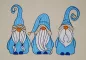 Preview: Stickdatei Set Gnomtrio - drei Gnome in Vollstick mit ITH-Lichtbeutel-Dateien (13x18), Foto mit Gnom-Trio auf hellem Stoff. Gnome überwiegend in blau-weiß gehalten.