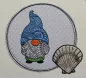 Mobile Preview: Gnom mit Mandalamuter und blauer Mütze auf hellgrauem Applikationsstoff mit weißen Punkten in einem Kreis verziert mit einer Muschel