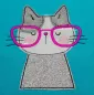 Mobile Preview: Stickdatei Set I'm Happy Cat Doodle Applikation inkl. ITH Anhänger, Foto zeigt Katzenbüste als Applikation auf türkisem Untergrund. Rosarote Brille, Katzenfarben weiß, grau und glitzerbunt.