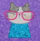 Preview: Stickdatei Set I'm Happy Cat Doodle Applikation inkl. ITH Anhänger, Foto zeigt Katzenbüste als Applikation auf lila-gemustertem Stoff. Rosarote Brille, Katzenfarben weiß, grau und glitzerblau.