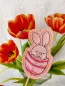 Preview: Stickdatei Set Osterhasen ITH Stabdesigns, Foto mit Designstab vor Tulpenstrauß. Auf apricotfarbenem Filz gestickter Osterhase, der in halber Eierschale sitzt.