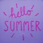 Preview: Stickdatei Set Hello Summer Cat Doodle Applikation inkl. ITH Anhänger, Foto zeigt Applikation auf lila Stoff. Schriftzug "hello SUMMER" in pink mit rund angeordneten gleichfarbigen Strahlen.