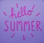 Preview: Stickdatei Spar-Set Cat Doodle Applikationen inkl. ITH Anhänger, Foto zeigt auf violettem Stoff pinke Bestickung. Schriftzug "hello SUMMER" mit rund angeordneten Strahlen ebensolcher Farbe.