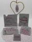Preview: Stickdatei Set Danke mit ITH Schokohüllen, Anhängern, Grußkarten & Einzelmotiven, Foto zeigt 4 Hüllen unterschiedlichen Formats. Bestickung: Motiv/Ornament und Schriftzug. Weiterhin 1 mal Anhänger, 1 mal Karte. Alles grauer Filz. Schriftzüge:
"Danke"; "Da Preview: Stickdatei Set Danke mit ITH Schokohüllen, Anhängern, Grußkarten & Einzelmotiven, Foto zeigt 4 Hüllen unterschiedlichen Formats. Bestickung: Motiv/Ornament und Schriftzug. Weiterhin 1 mal Anhänger, 1 mal Karte. Alles grauer Filz. Schriftzüge:
"Danke"; "Da