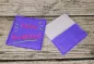 Mobile Preview: Stickdatei Set ITH Geburtstagskarten (10x10 u. 13x18), Foto mit 2 Abbildungen, wobei eine die Vorder- und eine die Rückseite einer Karte darstellt. Vorderseite lila mit Strahlen/Strich, Aufschrift "HAPPY Birthday". Rückseite hell mit lila Einstecktasche.