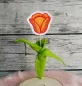 Preview: Stickdatei Set ITH Frühlings-Stabdesigns, Foto mit Designstab, in Holzscheibe steckend, rot-oranger Tulpenkopf. Am unteren Stabteil zur Deko genähte Filzblätter.