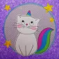 Preview: Stickdatei Set KittyCorn Doodle-Applikation inkl. ITH Anhänger, Foto zeigt Katze im Einhorn-Design. Auf lila gemustertem Untergrund kreisrunde gepunktete helle Stoff-Applikation, in der die aus hellem Filz gefertigte Katze sitzt. Horn und Schwanz bunt aus