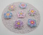 Preview: LED Cover in Blumenform. Das LED Licht schaut aus der Blume heraus und leuchtet. Unter den Blumen liegt ein Platzdeckchen. Preview: LED Cover in Blumenform. Das LED Licht schaut aus der Blume heraus und leuchtet. Unter den Blumen liegt ein Platzdeckchen.