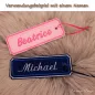 Preview: (Osterkalender-Türchen 6B) Stickdatei Set ITH Lesezeichen mit verschiedenen Füllmustern in 2 Größen. Foto zeigt 2 längliche Ausfertigungen mit eingekerbten Ecken, garngeöst, Bändchen durchgezogen. 1 mal Schriftzug "Beatrice" in rosa-pink; 1 mal Schriftzug Preview: (Osterkalender-Türchen 6B) Stickdatei Set ITH Lesezeichen mit verschiedenen Füllmustern in 2 Größen. Foto zeigt 2 längliche Ausfertigungen mit eingekerbten Ecken, garngeöst, Bändchen durchgezogen. 1 mal Schriftzug "Beatrice" in rosa-pink; 1 mal Schriftzug