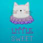 Preview: Stickdatei Set Little Sweet Cat Doodle Applikation inkl. ITH Anhänger, Foto zeigt auf türkisem Stoff Applikation Katzenkopf, darunter Schriftzug "Little Sweet in rot/rosa". Heller Kopf, unten Halskrause, lila und pink gemustert.