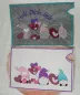 Preview: Stickdatei Set Lovegnomes ITH Geschenk- und Schokoladenhüllen, Foto mit 2 Ausfertigungen, zu sehen auf apricotfarbenem Fell. Hüllen rechteckig-querformatig, Motiv mit 3 Gnomen, diversen Herzen und Herzluftballons, dabei 1 mal mit Schriftzug "Hab dich lieb Preview: Stickdatei Set Lovegnomes ITH Geschenk- und Schokoladenhüllen, Foto mit 2 Ausfertigungen, zu sehen auf apricotfarbenem Fell. Hüllen rechteckig-querformatig, Motiv mit 3 Gnomen, diversen Herzen und Herzluftballons, dabei 1 mal mit Schriftzug "Hab dich lieb