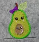 Preview: Stickdatei Set Sweet Avocados, Foto mit einem Stickdesign auf graumeliertem Filz. Die grüne Avocado hat ein pausbäckiges Gesicht, ein grünes Blatt und eine lila Schleife, im Inneren ist ein brauner Kern mit Pausbacken-Gesicht.