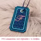 Preview: (Osterkalender-Türchen 6A) Stickdatei Set ITH Lesezeichen mit Alphabet in 2 Größen, Foto zeigt am Bändchen garngeöstes Lesezeichen, rechteckig, eingekerbte Ecken. Schwarz, Bestickung türkis, filigranes Muster, in rot schnörkeliger Buchstabe "F".