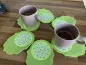 Mobile Preview: 6 Mugrugs in grün mit zwei Tassen Kaffee auf einer Küchenarbeitsplatte.