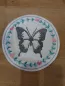 Preview: Stickdatei Set Hallo Frühling (div. Rahmengrößen), Foto zeigt kreisrunden Mug Rug. Auf hellem Stoff mittig dunkelgrau-weißer Schmetterling, umgeben von Kranz aus Herzen und Blättern. Preview: Stickdatei Set Hallo Frühling (div. Rahmengrößen), Foto zeigt kreisrunden Mug Rug. Auf hellem Stoff mittig dunkelgrau-weißer Schmetterling, umgeben von Kranz aus Herzen und Blättern.