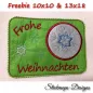 Preview: Freebie Stickdatei ITH Mug Rug Frohe Weihnachten (10x10 und 13x18), Foto mit Ausfertigung  auf grünem querformatigem Filz. Schriftzug "Frohe Weihnachten" und Umrandung Abstellplatz in rot. Abstellplatz innen silberfarben mit Eiskristallbestickung in blau,