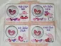Preview: Stickdatei Set Lovegnomes Sparset 4 in 1 mit Dateien für Mugrugs, Schokohüllen, Anhänger und Stabdesigns, Foto zeigt 4 querformatige Tassenteppiche, auf apricotfarbenem Fell präsentiert. 4 unterschiedliche Gnommotive (Gnom auf Fliegenpilz mit Brief; Gnom