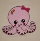 Preview: Stickdatei Set Octopus Applikation für Junge & Mädchen, Foto zeigt bestickte Oktopus-Applikation aus rosa Stoff auf hellem Stoffuntergrund. Dicke Stickschleife am Kopf.