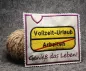 Preview: Stickdatei Set ITH Motivhüllen für viele Anlässe für Schokolade, Gutscheine u.a., Foto zeigt rechteckige helle Hülle. Bestickung mit Schildmotiv in Anlehnung an Ortsschild in gelb, schwarze Beschriftung darauf "Vollzeit-Urlaub", darunter durchgestrichenes