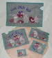 Preview: Stickdatei Set Lovegnomes ITH Geschenk- und Schokoladenhüllen, Foto mit 5 Ausfertigungen, präsentiert auf apricotfarbenem Fell. Alle Hüllen querformatig, grauer Filz, Gnommotive in Variationen, dabei 4 mal mit Schriftzug "Hab dich lieb", bzw. "Für dich", Preview: Stickdatei Set Lovegnomes ITH Geschenk- und Schokoladenhüllen, Foto mit 5 Ausfertigungen, präsentiert auf apricotfarbenem Fell. Alle Hüllen querformatig, grauer Filz, Gnommotive in Variationen, dabei 4 mal mit Schriftzug "Hab dich lieb", bzw. "Für dich",