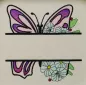 Preview: Stickdatei Set Butterfly 4, Foto mit bunter Stickerei auf hellem Stoff. Blütenbukett, hinter dem sich ein großer Schmetterling befindet. Quer davor Balken mit Stickaussparung als Fläche für Schriftzug.