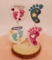 Preview: Stickdatei Set Stabdesigns zur Geburt, Foto mit 4 Designs an Dekostäben, präsentiert auf Holzscheibe, die auf orangem Fell liegt. 2 mal Fuß in blau bzw. rot mit Innenstick Sterne bzw. Herzen. 2 mal Luftballon mit Einstecköse, bestickt mit je einem Paar Fü Preview: Stickdatei Set Stabdesigns zur Geburt, Foto mit 4 Designs an Dekostäben, präsentiert auf Holzscheibe, die auf orangem Fell liegt. 2 mal Fuß in blau bzw. rot mit Innenstick Sterne bzw. Herzen. 2 mal Luftballon mit Einstecköse, bestickt mit je einem Paar Fü