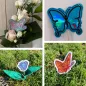 Preview: Stickdatei Set ITH Frühlings-Stabdesigns, Foto-Quartett, das 3 Designstäbe zeigt (blau-changierender Schmetterling; Blütenkopf, rot-oranger Schmetterling). Außerdem stabloser rot-türkiser Schmetterling.