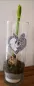 Mobile Preview: Stickdatei Set Hase mit Herz inkl. Dateien für Bestecktaschen und Stabdesign (div. Größen), Foto zeigt hell-dunkle Ausfertigung, die in einer röhrenartigen Vase mit Blumenzwiebelspross steckt. Herz mit Hasenkopf in einer Wolke aus Musterung auf einer Seit