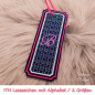 Preview: (Osterkalender-Türchen 6A) Stickdatei Set ITH Lesezeichen mit Alphabet in 2 Größen, Foto zeigt am Bändchen garngeöstes längliches Lesezeichen, rechteckig, mit eingekerbten Ecken. Schwarz, Bestickung beige-rot, filigranes Muster, in pink schnörkeliger Buch