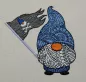 Preview: Gnom mit Mandalamuster und blauer Mütze und Piratenflagge in der Hand Preview: Gnom mit Mandalamuster und blauer Mütze und Piratenflagge in der Hand