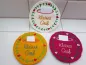 Preview: Stickdatei Set Hallo Frühling (div. Rahmengrößen), Foto zeigt 3 kreisrunde Ausfertigungen unterschiedlicher Farben mit Einstecktasche. Kranz aus Herzen und Blättern. Schriftzug "Kleiner Gruß". Preview: Stickdatei Set Hallo Frühling (div. Rahmengrößen), Foto zeigt 3 kreisrunde Ausfertigungen unterschiedlicher Farben mit Einstecktasche. Kranz aus Herzen und Blättern. Schriftzug "Kleiner Gruß".