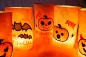 Preview: Stickdatei Set ITH Lichtbeutel Halloween (13x18 Rahmen) plus Einzelmotive, Foto mit 5 hell erleuchteten Ausfertigungen, davon zwei nur anteilig sichtbar. Beutel aus hellem Stoff mit Motiven (Fledermäuse; Kürbisse) und Schriftzug. Preview: Stickdatei Set ITH Lichtbeutel Halloween (13x18 Rahmen) plus Einzelmotive, Foto mit 5 hell erleuchteten Ausfertigungen, davon zwei nur anteilig sichtbar. Beutel aus hellem Stoff mit Motiven (Fledermäuse; Kürbisse) und Schriftzug.